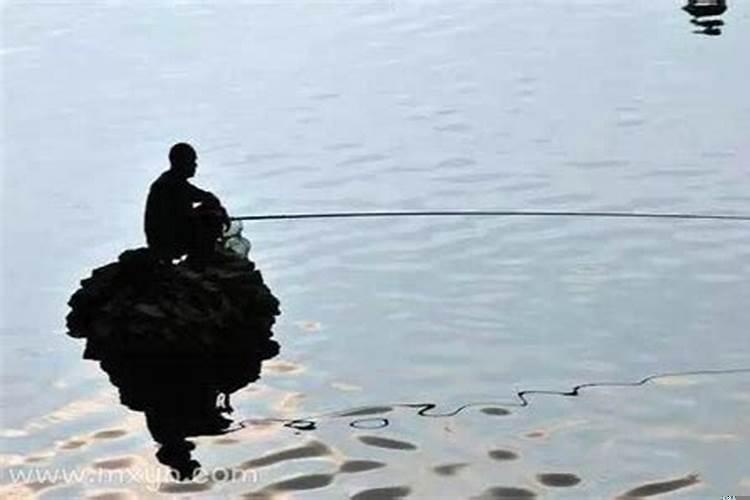 周公解梦梦见别人钓鱼的寓意和象征