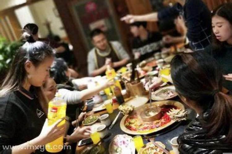 梦见和朋友吃喝是什么意思