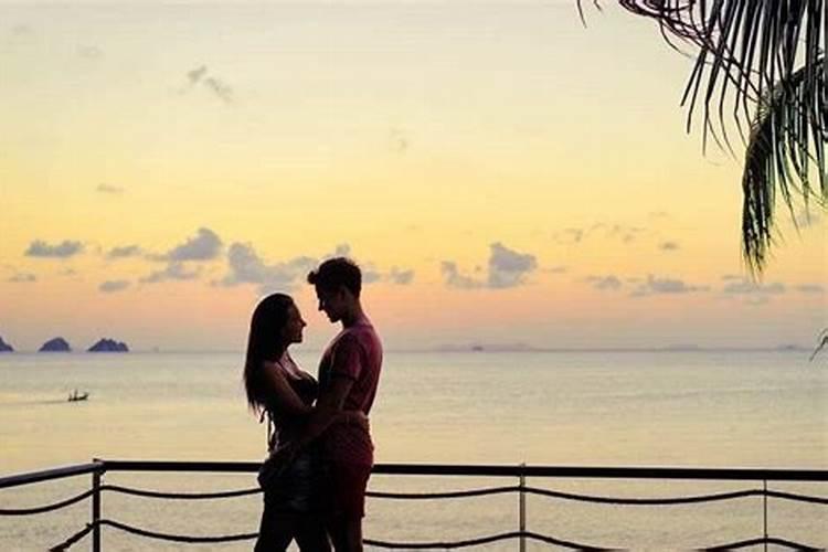 梦见老婆和别的男人在一起亲嘴