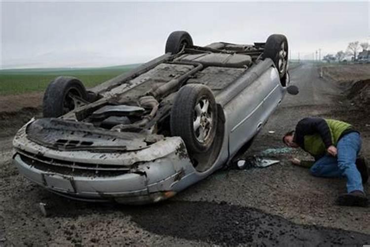 女人梦见开车然后车翻了