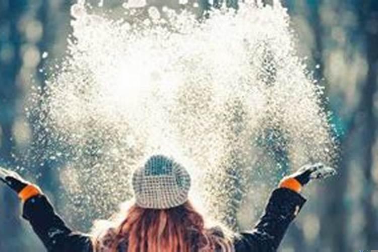 女人梦见下大雪地上的雪很厚