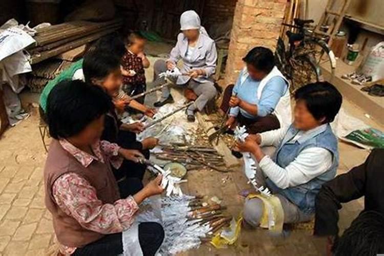 梦见上坟有人哭