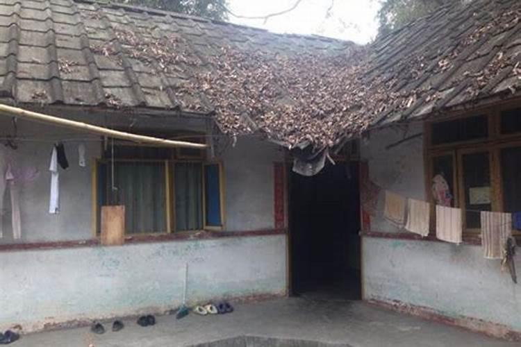 梦见死去的父母在老家房子里生活