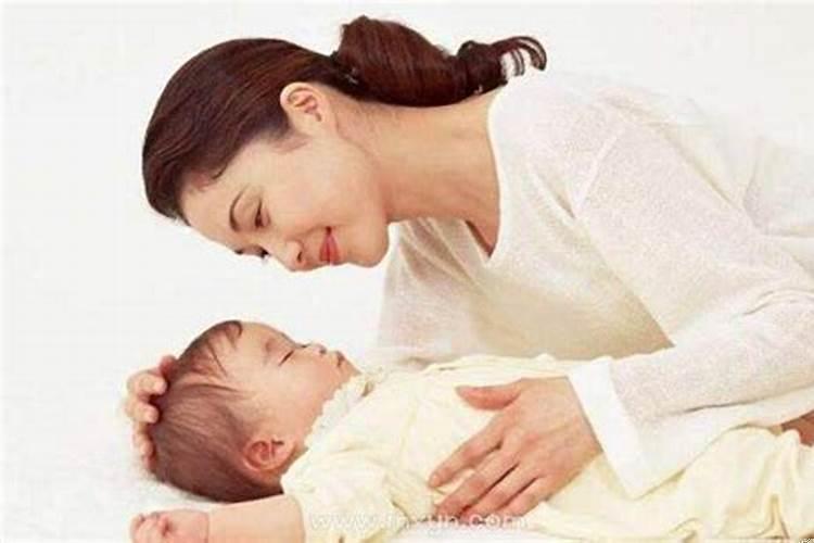 梦见抱着小男孩哄他睡觉